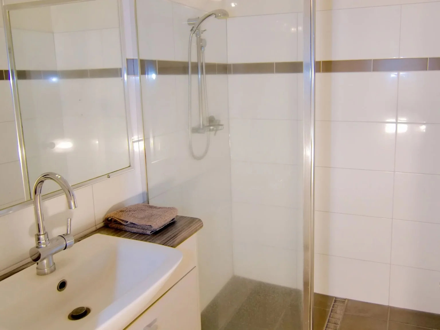 Cable BEach Apartment Bathroom shower and sink